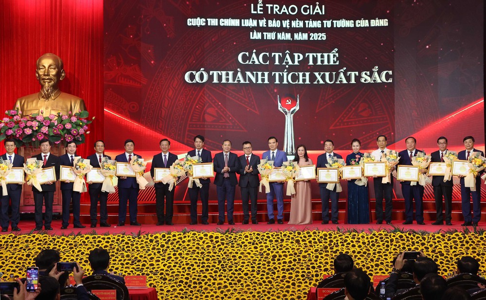 Lễ trao giải Cuộc thi chính luận về bảo vệ nền tảng tư tưởng của Đảng lần thứ năm - Ảnh 8.