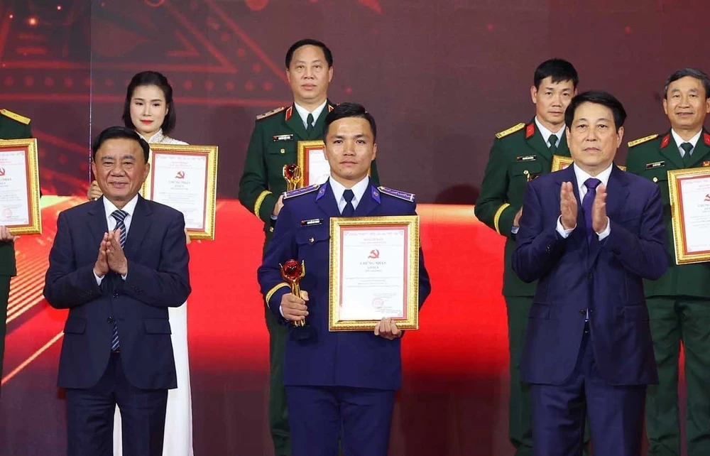 Lễ trao giải Cuộc thi chính luận về bảo vệ nền tảng tư tưởng của Đảng lần thứ năm - Ảnh 11.