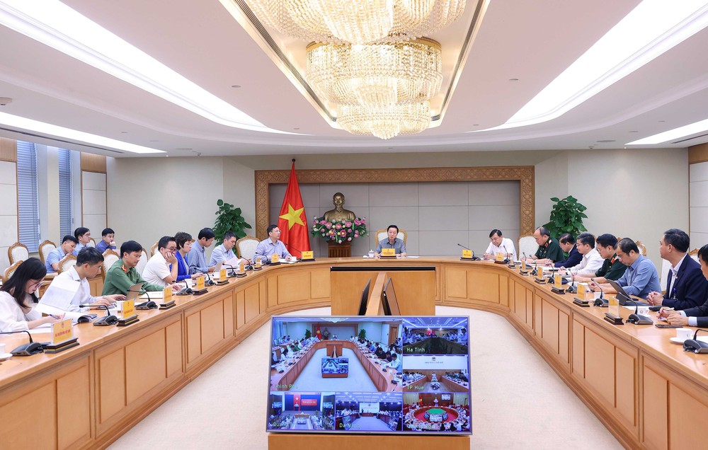 Phó Thủ tướng Trần Hồng Hà họp triển khai công tác ứng phó với cơn bão số 12 - Ảnh 1.