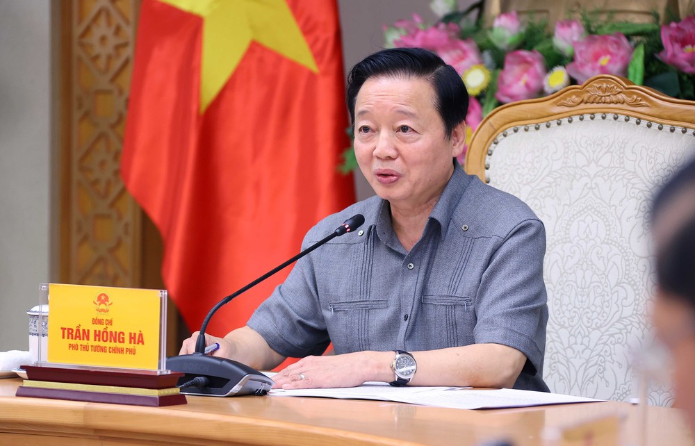 Phó Thủ tướng Trần Hồng Hà họp triển khai công tác ứng phó với cơn bão số 12 - Ảnh 2.