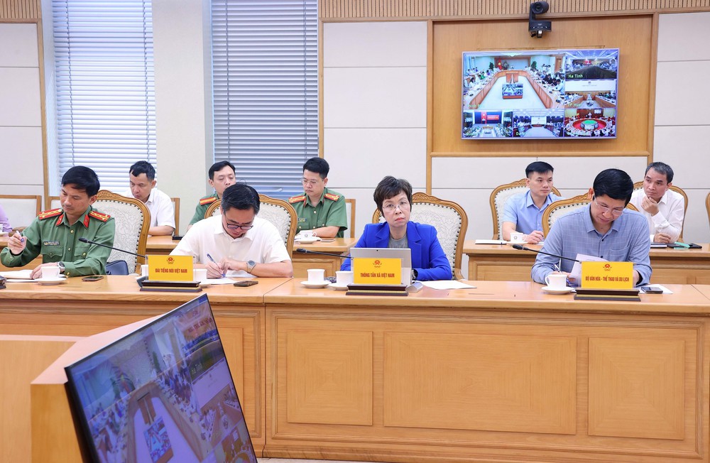 Phó Thủ tướng Trần Hồng Hà họp triển khai công tác ứng phó với cơn bão số 12 - Ảnh 5.