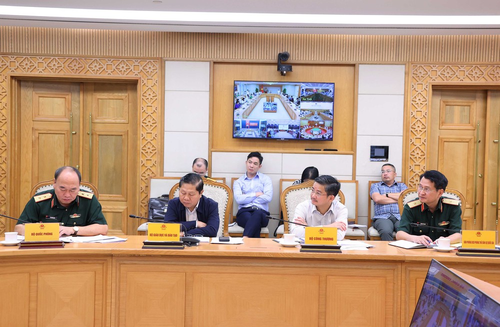 Phó Thủ tướng Trần Hồng Hà họp triển khai công tác ứng phó với cơn bão số 12 - Ảnh 6.
