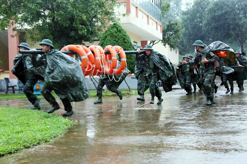 Quảng Trị huy động lực lượng, sẵn sàng ứng cứu các tình huống trong cơn bão số 12 - Ảnh 3.