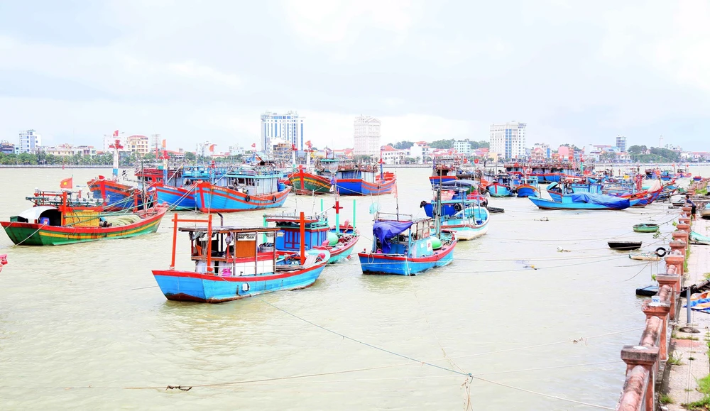 Bão số 12 tiếp tục giảm cấp hướng về khu vực ven biển Đà Nẵng đến Quảng Ngãi - Ảnh 2.