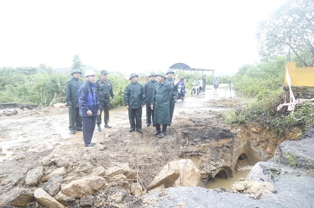 Đà Nẵng cho học sinh toàn thành phố nghỉ học để ứng phó bão số 12 - Ảnh 1.