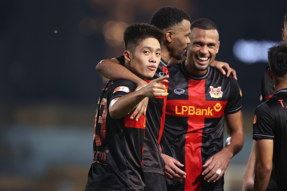 Vòng 8 LPBank V-League 2025/26: Nhóm đầu bứt phá, khó cho HAGL - Ảnh 1. Vòng 8 LPBank V-League 2025/26: Nhóm đầu bứt phá, khó cho HAGL - Ảnh 1.