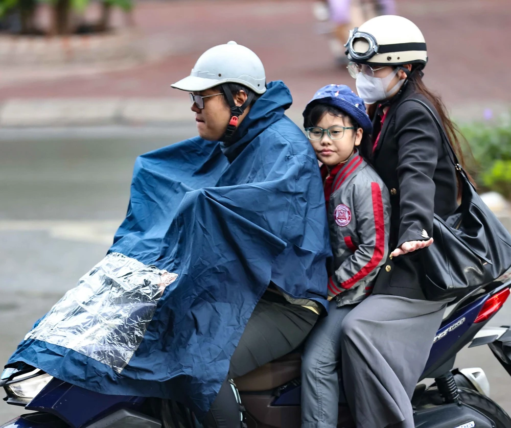 Hà Nội đón đợt không khí lạnh đầu tiên trong năm - Ảnh 13.