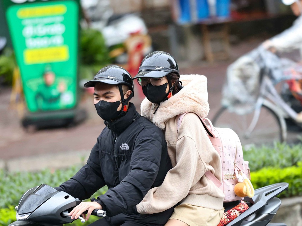 Hà Nội đón đợt không khí lạnh đầu tiên trong năm - Ảnh 8.