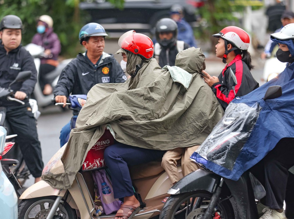 Hà Nội đón đợt không khí lạnh đầu tiên trong năm - Ảnh 9.