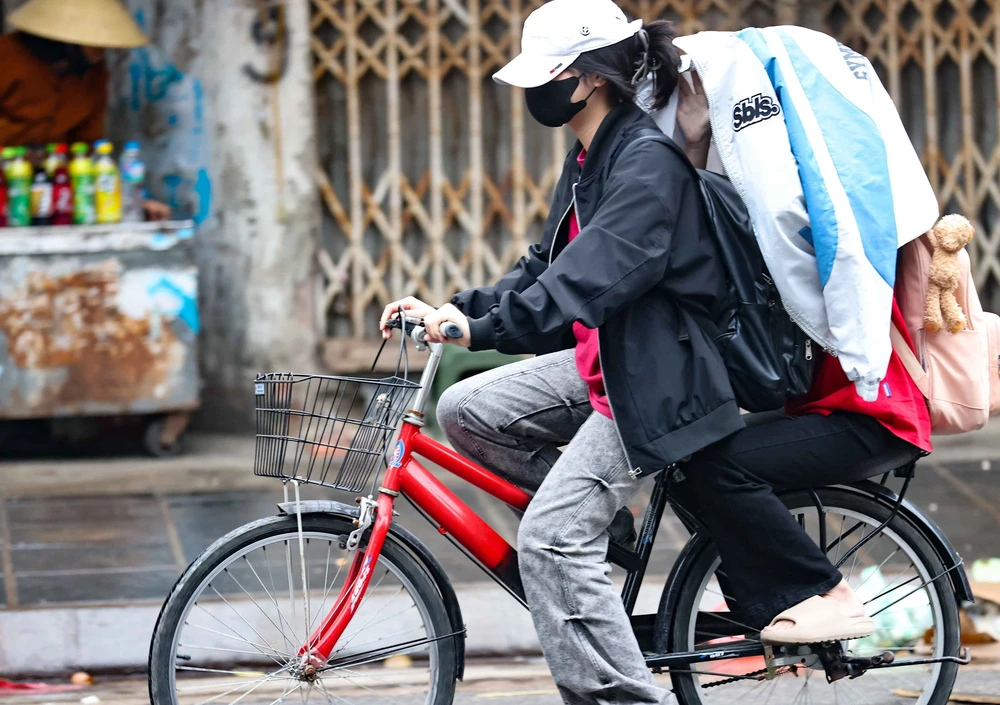 Hà Nội đón đợt không khí lạnh đầu tiên trong năm - Ảnh 12.