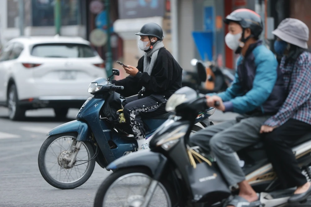 Hà Nội đón gió lạnh đầu mùa - Ảnh 4.