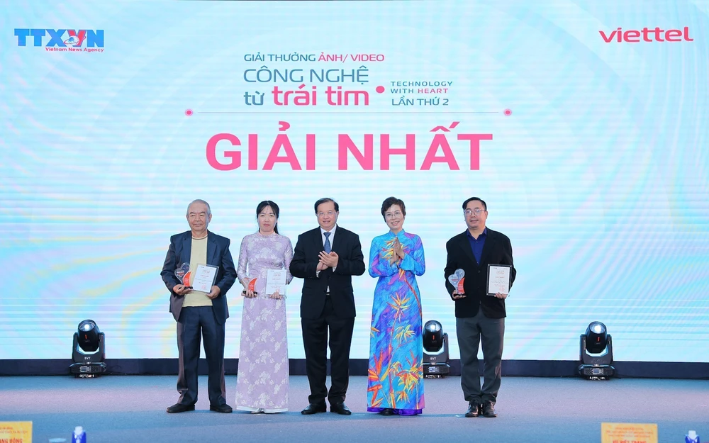 Giải &quot;Công nghệ từ trái tim&quot; 2025: Ba tác phẩm vàng chạm đến cảm xúc - Ảnh 1.