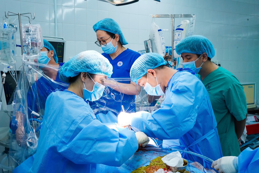 Ghép tạng của một phụ nữ bị chết não do tai nạn giao thông để cứu 5 bệnh nhân - Ảnh 1.