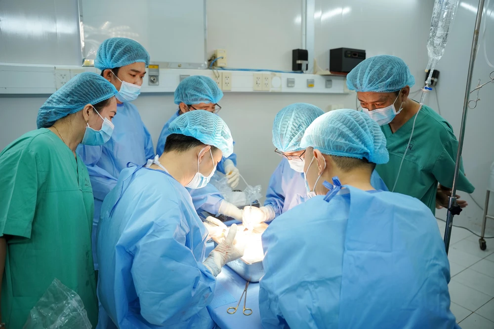 Ghép tạng của một phụ nữ bị chết não do tai nạn giao thông để cứu 5 bệnh nhân - Ảnh 2.