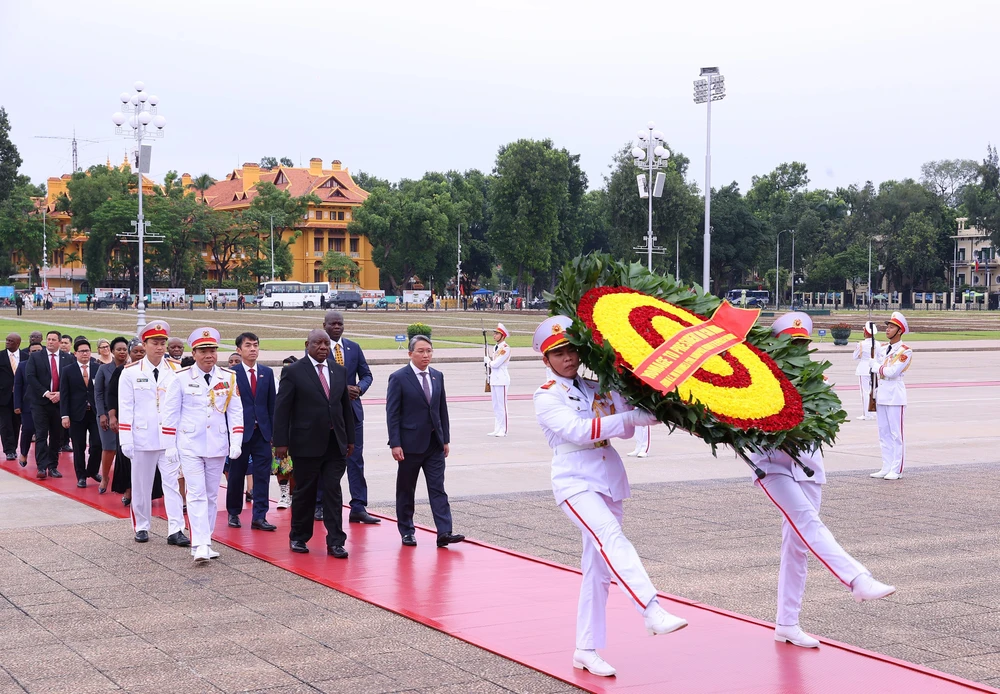 Tổng thống Nam Phi vào Lăng viếng Chủ tịch Hồ Chí Minh và tưởng niệm các Anh hùng liệt sĩ - Ảnh 4.