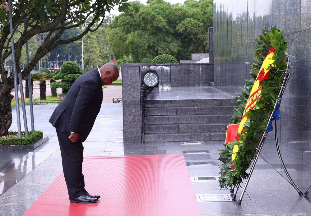 Tổng thống Nam Phi vào Lăng viếng Chủ tịch Hồ Chí Minh và tưởng niệm các Anh hùng liệt sĩ - Ảnh 6.
