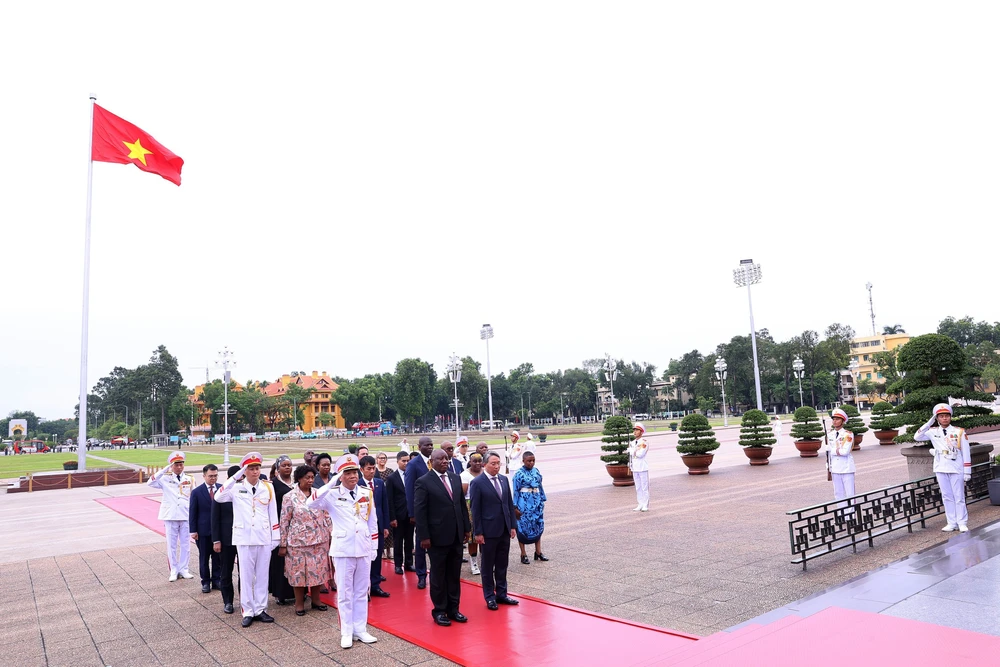 Tổng thống Nam Phi vào Lăng viếng Chủ tịch Hồ Chí Minh và tưởng niệm các Anh hùng liệt sĩ - Ảnh 1.