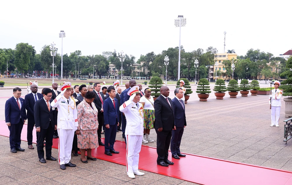 Tổng thống Nam Phi vào Lăng viếng Chủ tịch Hồ Chí Minh và tưởng niệm các Anh hùng liệt sĩ - Ảnh 3.