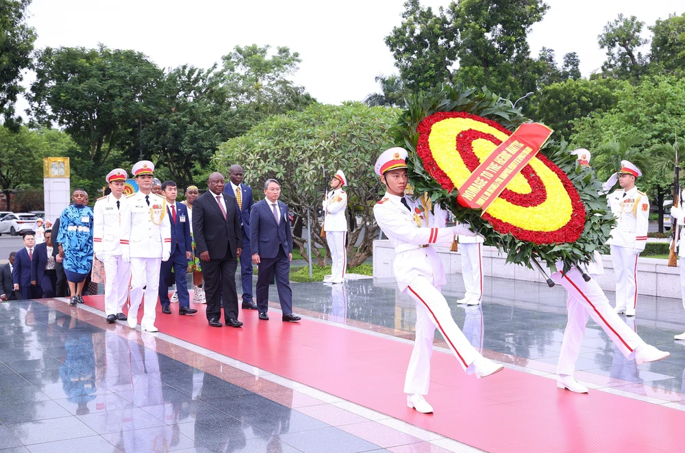Tổng thống Nam Phi vào Lăng viếng Chủ tịch Hồ Chí Minh và tưởng niệm các Anh hùng liệt sĩ - Ảnh 7.