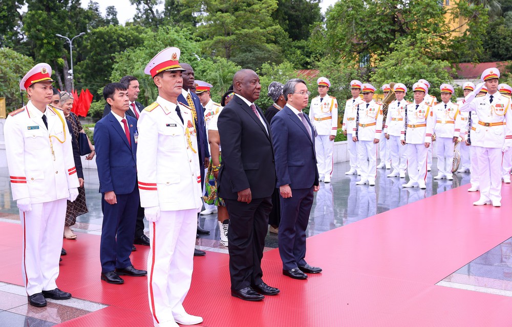 Tổng thống Nam Phi vào Lăng viếng Chủ tịch Hồ Chí Minh và tưởng niệm các Anh hùng liệt sĩ - Ảnh 8.