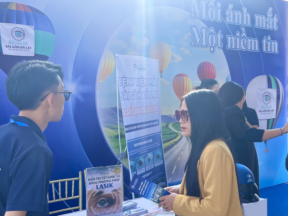 Lễ hội Khinh khí cầu rực rỡ ở Đà Lạt: Bệnh viện Mắt Sài Gòn Đà Lạt lan tỏa thông điệp &quot;Mỗi Ánh Mắt – Một Niềm Tin&quot; - Ảnh 2.