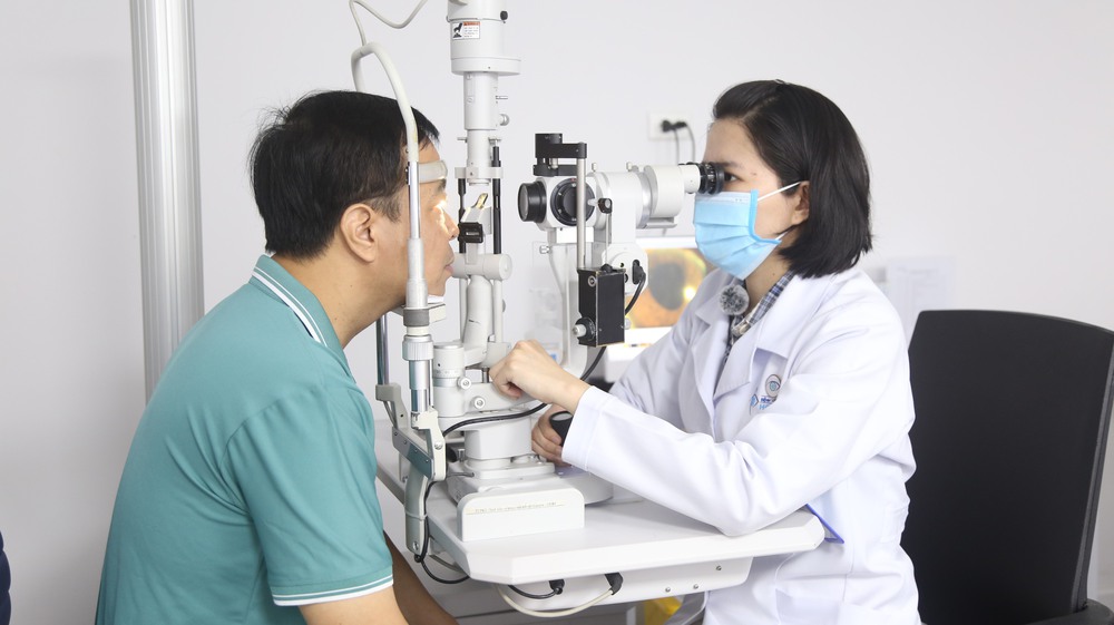 Phẫu thuật thành công giúp bệnh nhân 44 tuổi tìm lại thị lực sau tai nạn pháo nổ - Ảnh 2.