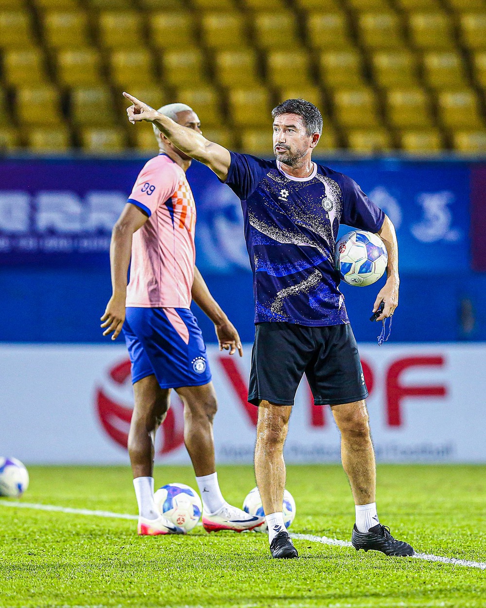 Tin nóng bóng đá Việt Nam hôm nay 25/10: Nguyễn Filip lỡ hẹn đội tuyển; HLV Harry Kewell quyết liệt trên sân tập - Ảnh 1. Tin nóng bóng đá Việt Nam hôm nay 25/10: Nguyễn Filip lỡ hẹn đội tuyển; HLV Harry Kewell quyết liệt trên sân tập - Ảnh 1.