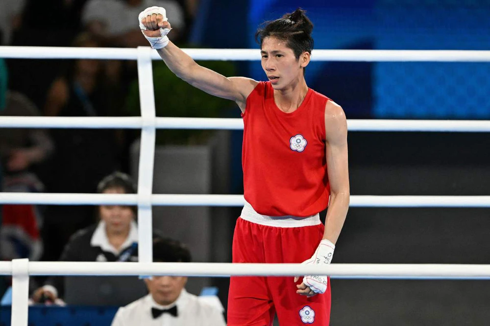 Nhà vô địch Olympic gây tranh cãi giới tính trở lại võ đài, hạ gục đối thủ nữ chỉ sau 94 giây - Ảnh 1.