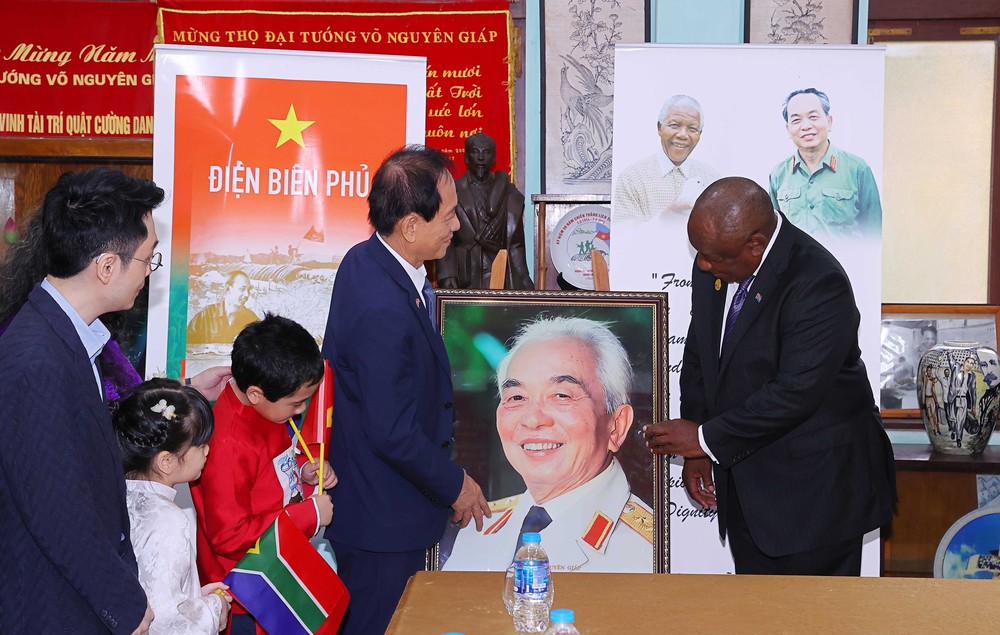 Tổng thống Nam Phi Matamela Cyril Ramaphosa thăm gia đình Đại tướng Võ Nguyên Giáp - Ảnh 9.