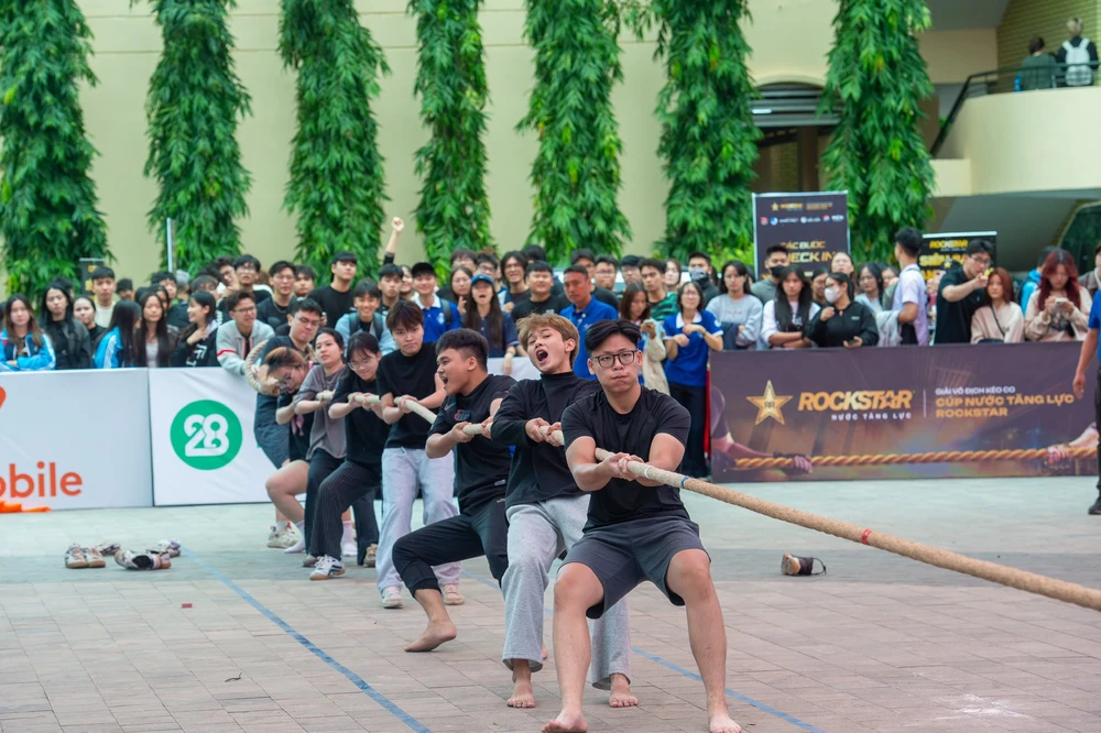 300 sinh viên hào hứng với trò chơi dân gian kéo co  - Ảnh 3. 300 sinh viên hào hứng với trò chơi dân gian kéo co  - Ảnh 3.