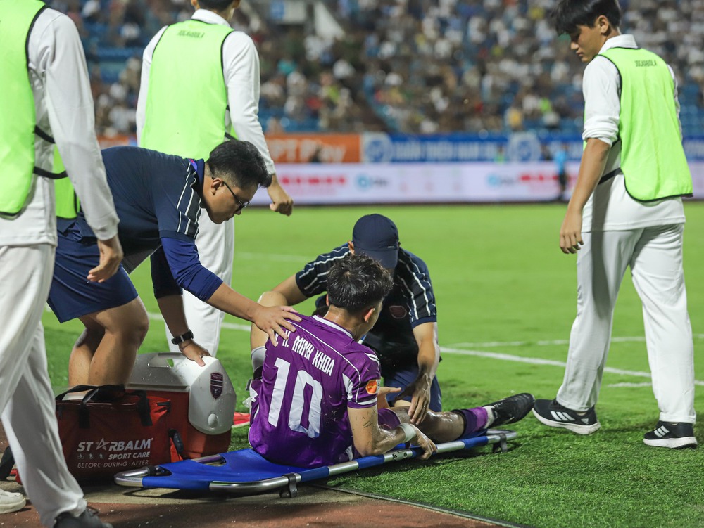 Cựu vương V-League lo sốt vó khi nhạc trưởng chấn thương - Ảnh 2. Cựu vương V-League lo sốt vó khi nhạc trưởng chấn thương - Ảnh 2.