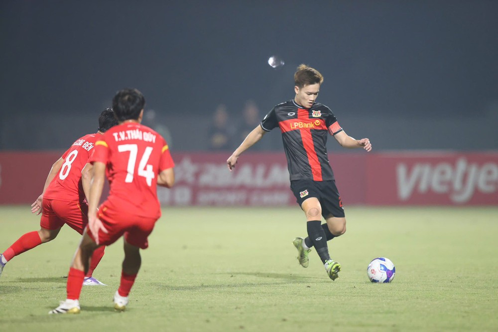 Tin nóng bóng đá Việt Nam hôm nay 26/10: Hoàng Đức dẫn đầu kiến tạo V.League; Cầu thủ nhập tịch hạnh phúc ghi bàn cho Hà Nội FC - Ảnh 1. Tin nóng bóng đá Việt Nam hôm nay 26/10: Hoàng Đức dẫn đầu kiến tạo V.League; Cầu thủ nhập tịch hạnh phúc ghi bàn cho Hà Nội FC - Ảnh 1.