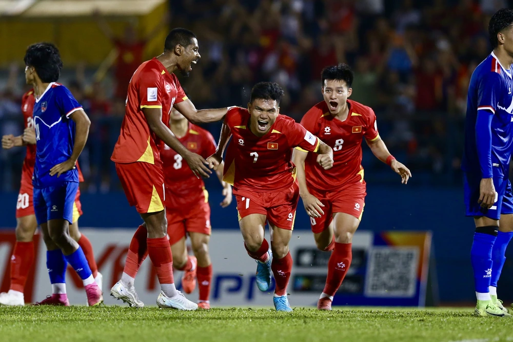 Sao tuyển Việt Nam lại hóa người hùng trên sân Gò Đậu, giúp HLV Harry Kewell thở phào - Ảnh 2.