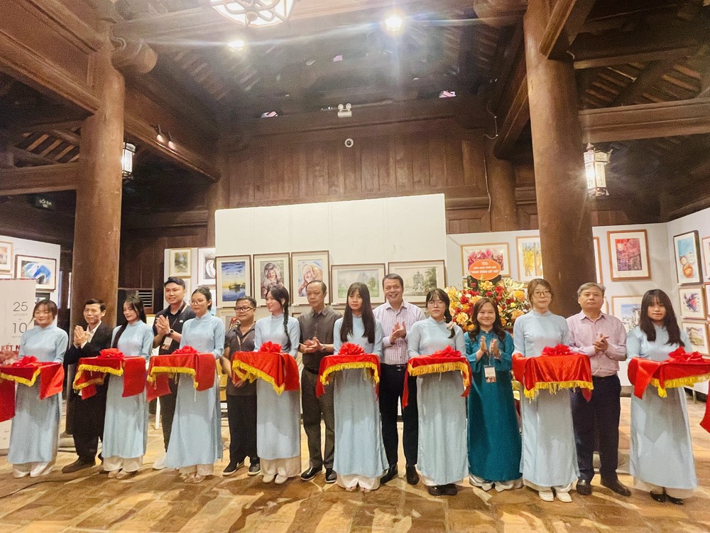“Hành trình kết nối” đưa nghệ thuật màu nước đến gần công chúng - Ảnh 1. “Hành trình kết nối” đưa nghệ thuật màu nước đến gần công chúng - Ảnh 1.