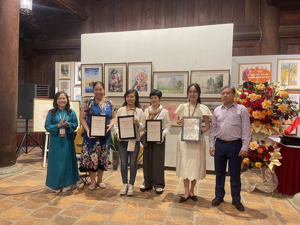 “Hành trình kết nối” đưa nghệ thuật màu nước đến gần công chúng - Ảnh 3. “Hành trình kết nối” đưa nghệ thuật màu nước đến gần công chúng - Ảnh 3.