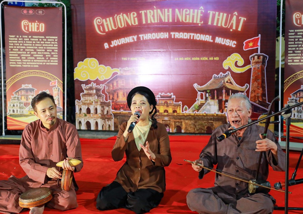 Nghệ thuật truyền thống hòa nhịp phố cổ Hà Nội - Ảnh 1. Nghệ thuật truyền thống hòa nhịp phố cổ Hà Nội - Ảnh 1.
