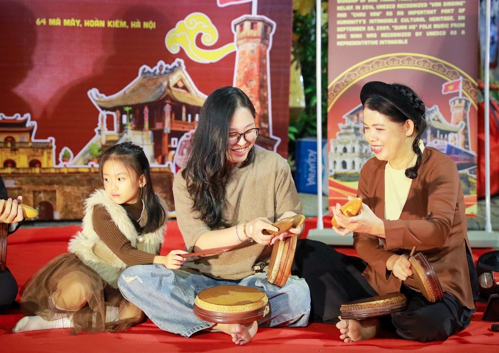 Nghệ thuật truyền thống hòa nhịp phố cổ Hà Nội - Ảnh 4. Nghệ thuật truyền thống hòa nhịp phố cổ Hà Nội - Ảnh 4.