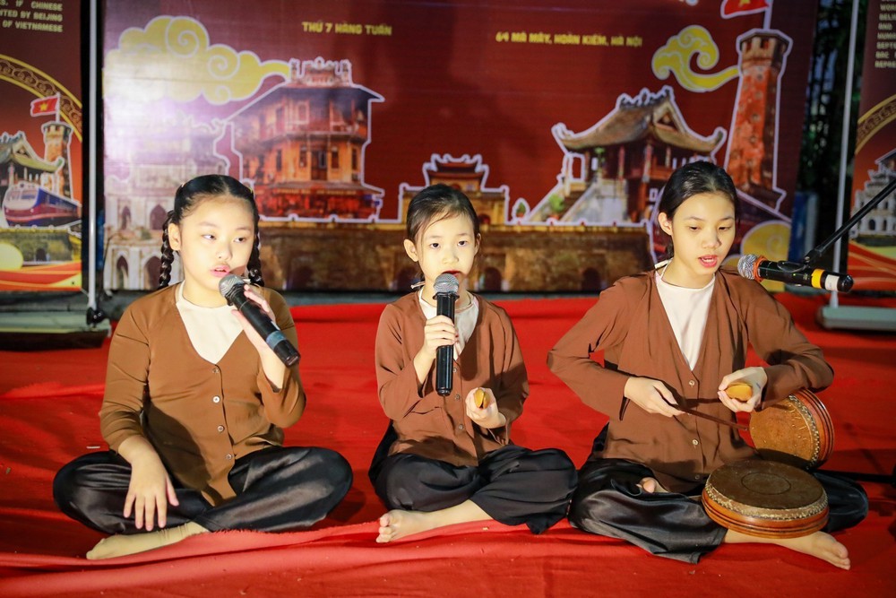 Nghệ thuật truyền thống hòa nhịp phố cổ Hà Nội - Ảnh 7. Nghệ thuật truyền thống hòa nhịp phố cổ Hà Nội - Ảnh 7.