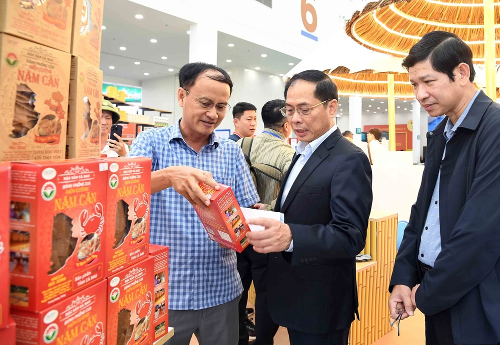 Hà Nội lan toả giá trị văn hoá nghìn năm Thăng Long tại Hội chợ Mùa Thu 2025 - Ảnh 1. Hà Nội lan toả giá trị văn hoá nghìn năm Thăng Long tại Hội chợ Mùa Thu 2025 - Ảnh 1.