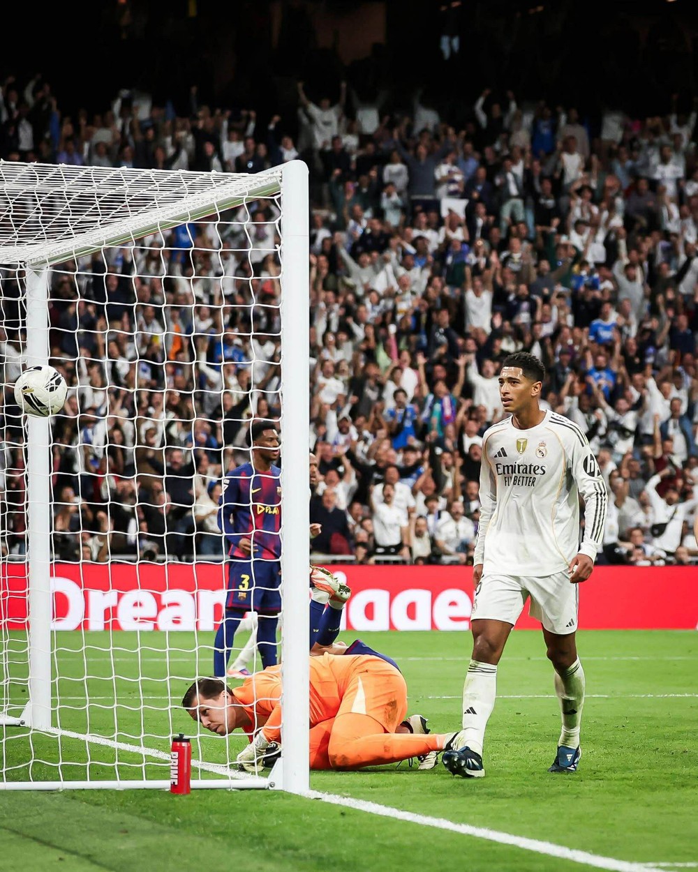 Mbappe, Bellingham tỏa sáng, Real Madrid thắng thuyết phục Barcelona trong trận El Clasico đầy cảm xúc - Ảnh 1. Mbappe, Bellingham tỏa sáng, Real Madrid thắng thuyết phục Barcelona trong trận El Clasico đầy cảm xúc - Ảnh 1.