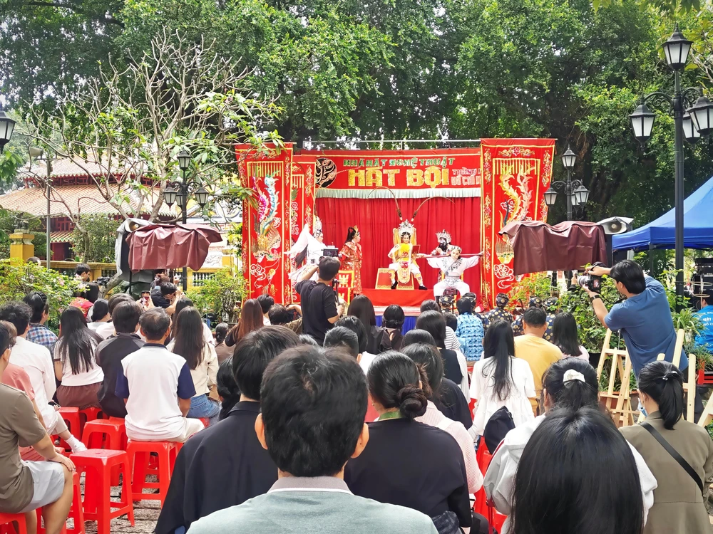 Mang hát bội ra khỏi sân khấu truyền thống - Ảnh 1. Mang hát bội ra khỏi sân khấu truyền thống - Ảnh 1.