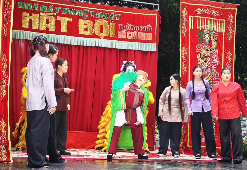 Mang hát bội ra khỏi sân khấu truyền thống - Ảnh 2. Mang hát bội ra khỏi sân khấu truyền thống - Ảnh 2.