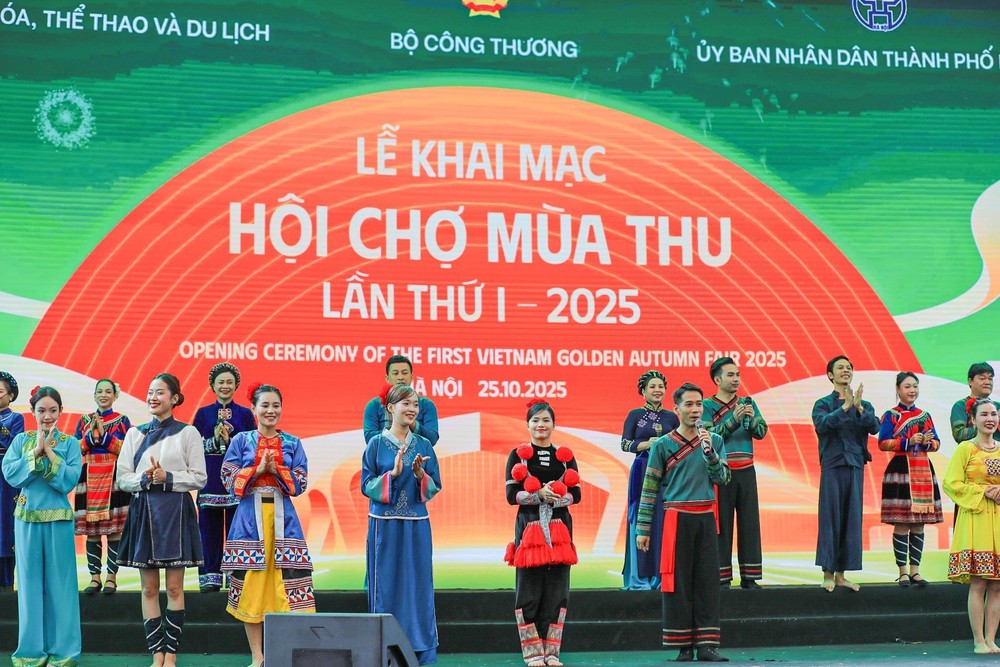Hội chợ mùa Thu 2025: Chương trình nghệ thuật mang đậm bản sắc văn hoá dân tộc - Ảnh 1. Hội chợ mùa Thu 2025: Chương trình nghệ thuật mang đậm bản sắc văn hoá dân tộc - Ảnh 1.