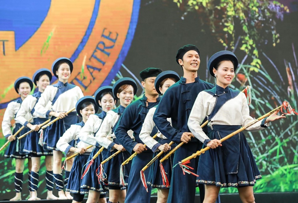 Hội chợ mùa Thu 2025: Chương trình nghệ thuật mang đậm bản sắc văn hoá dân tộc - Ảnh 4. Hội chợ mùa Thu 2025: Chương trình nghệ thuật mang đậm bản sắc văn hoá dân tộc - Ảnh 4.