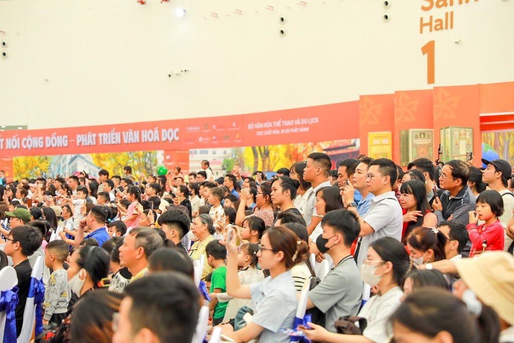 Hội chợ mùa Thu 2025: Chương trình nghệ thuật mang đậm bản sắc văn hoá dân tộc - Ảnh 7. Hội chợ mùa Thu 2025: Chương trình nghệ thuật mang đậm bản sắc văn hoá dân tộc - Ảnh 7.