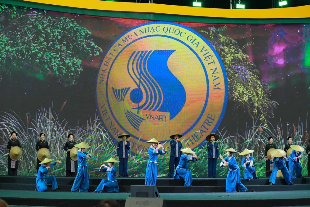 Hội chợ mùa Thu 2025: Chương trình nghệ thuật mang đậm bản sắc văn hoá dân tộc - Ảnh 3. Hội chợ mùa Thu 2025: Chương trình nghệ thuật mang đậm bản sắc văn hoá dân tộc - Ảnh 3.