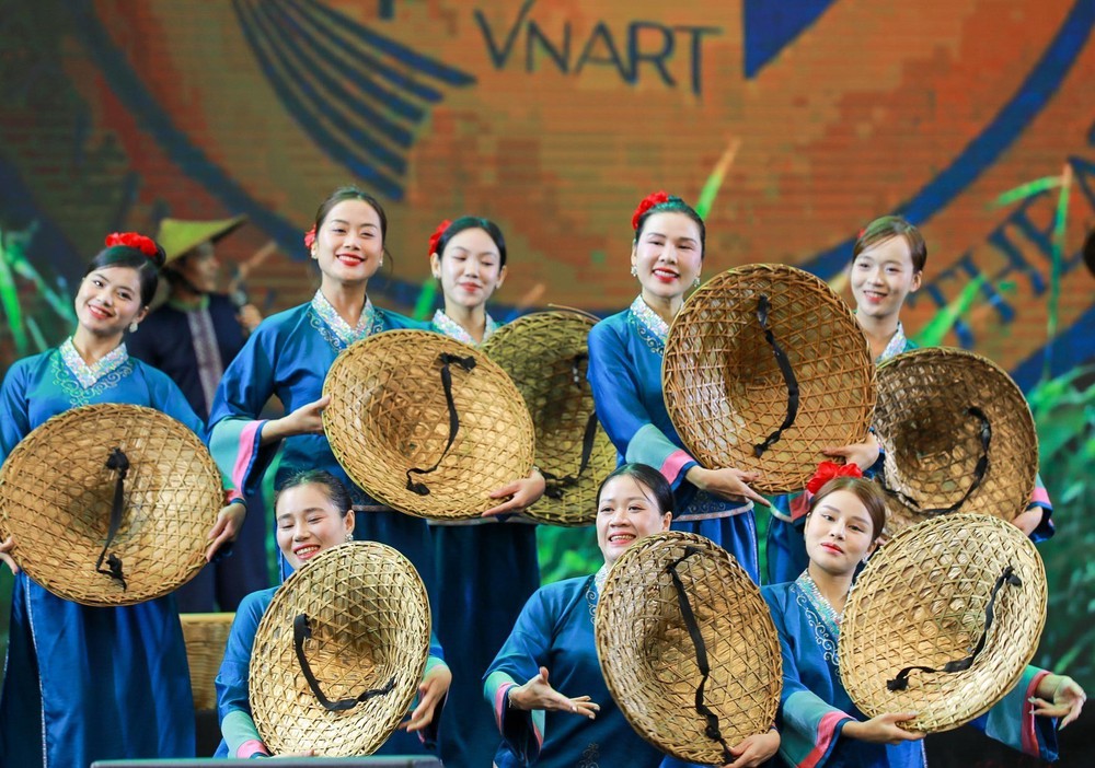 Hội chợ mùa Thu 2025: Chương trình nghệ thuật mang đậm bản sắc văn hoá dân tộc - Ảnh 2. Hội chợ mùa Thu 2025: Chương trình nghệ thuật mang đậm bản sắc văn hoá dân tộc - Ảnh 2.