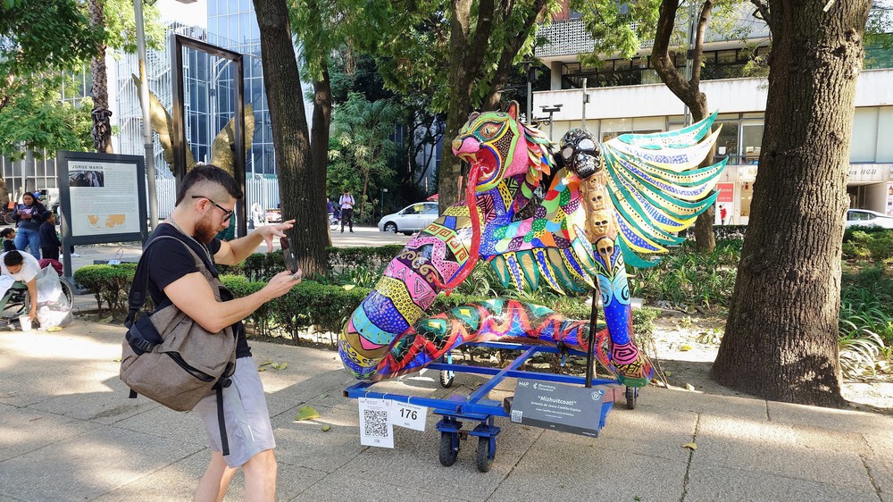 Sắc màu mộng mị của Alebrijes trên đại lộ Paseo de Reforma - Ảnh 1. Sắc màu mộng mị của Alebrijes trên đại lộ Paseo de Reforma - Ảnh 1.