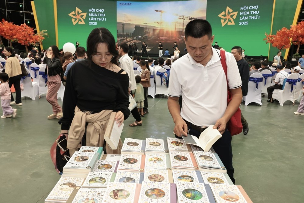 Văn hoá đọc sách tại Hội chợ mùa Thu 2025 - Ảnh 9. Văn hoá đọc sách tại Hội chợ mùa Thu 2025 - Ảnh 9.