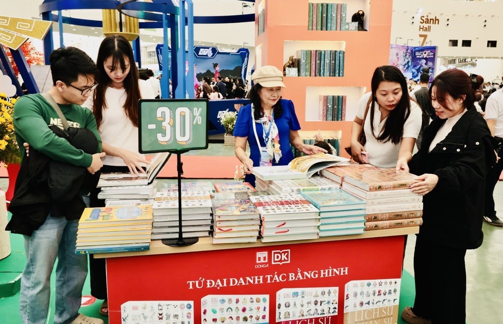 Văn hoá đọc sách tại Hội chợ mùa Thu 2025 - Ảnh 8. Văn hoá đọc sách tại Hội chợ mùa Thu 2025 - Ảnh 8.